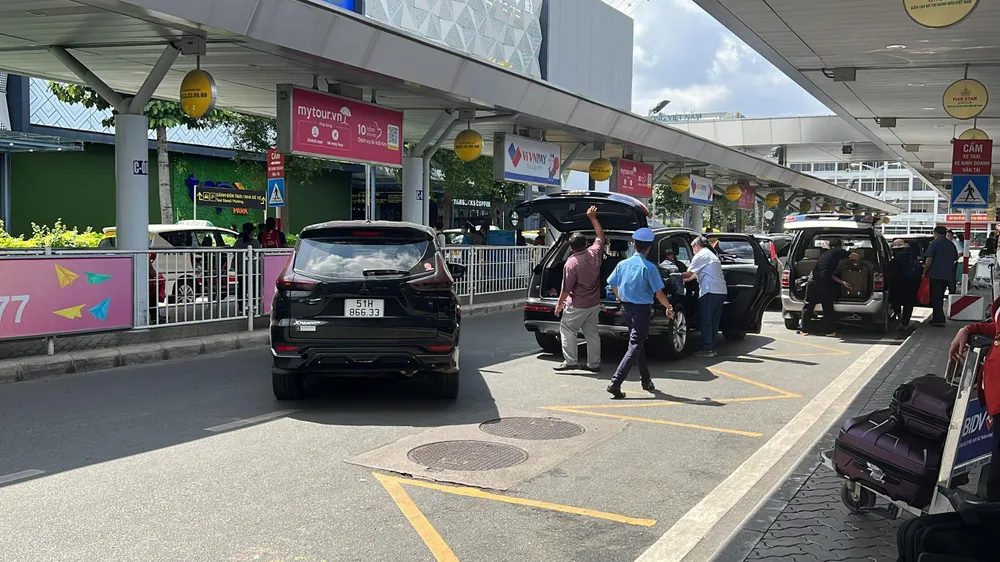 Nhiều xe gia đình dừng đỗ sai quy định. Ảnh: ĐT.