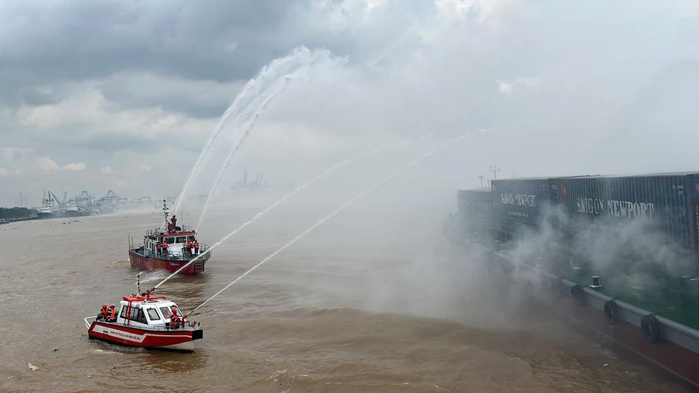 Khói từ con tàu bốc ra nghi ngút. Ảnh: ĐT.