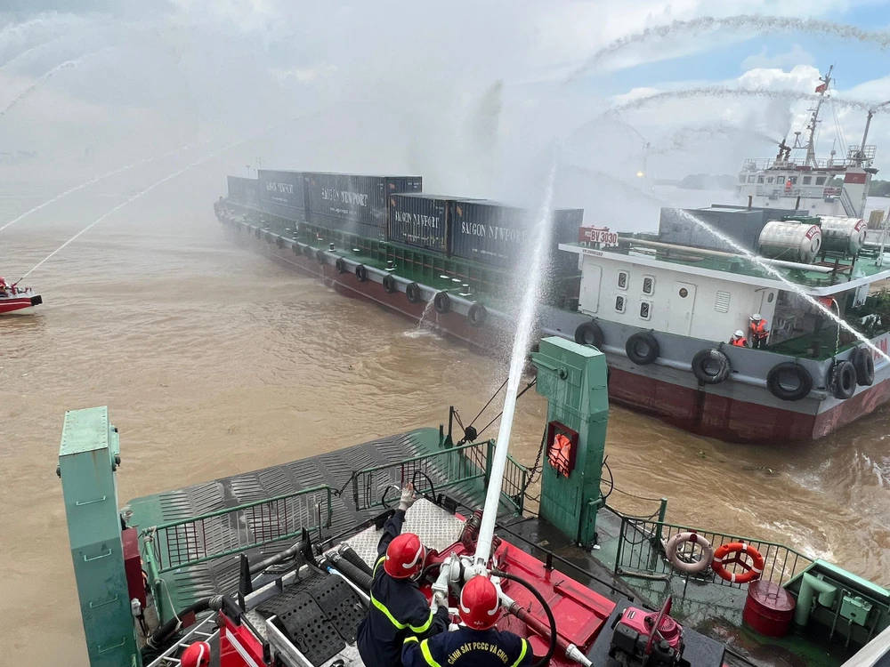 Đám cháy giả định bốc lên từ một con tàu lớn. Ảnh: ĐT.