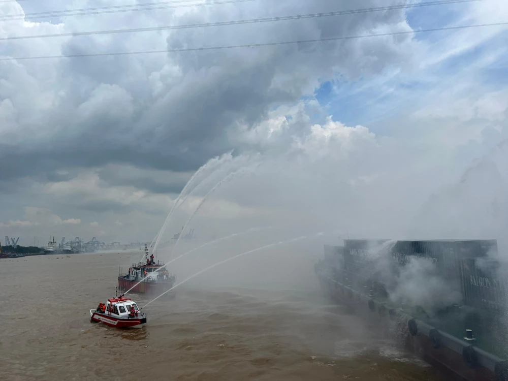 Hơn 30 phút, sự cố được khống chế. Ảnh: ĐT