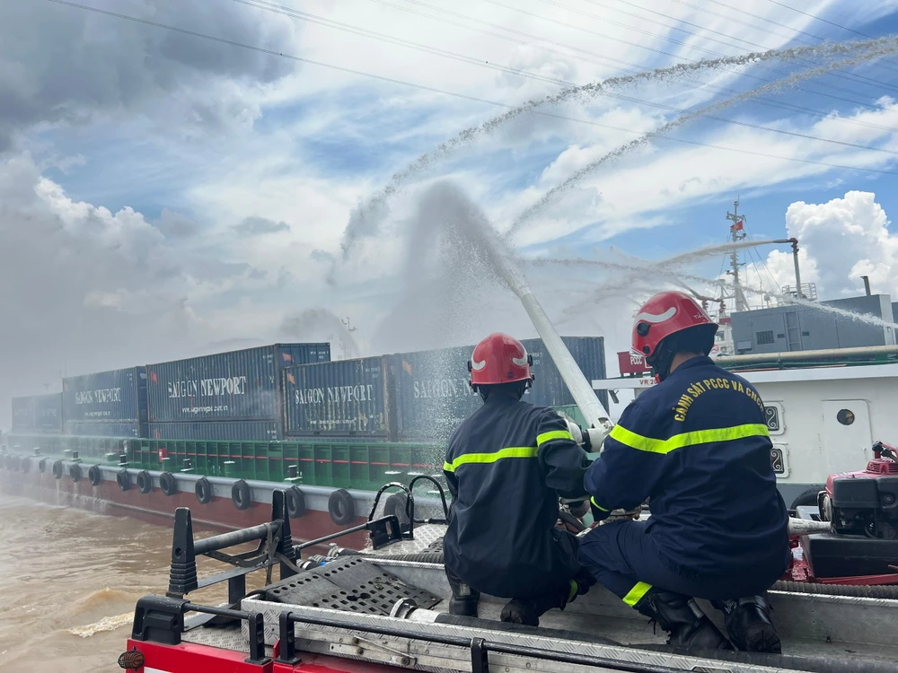 Tình huống tàu 25.000 tấn bị cháy trên sông. Ảnh: ĐT.