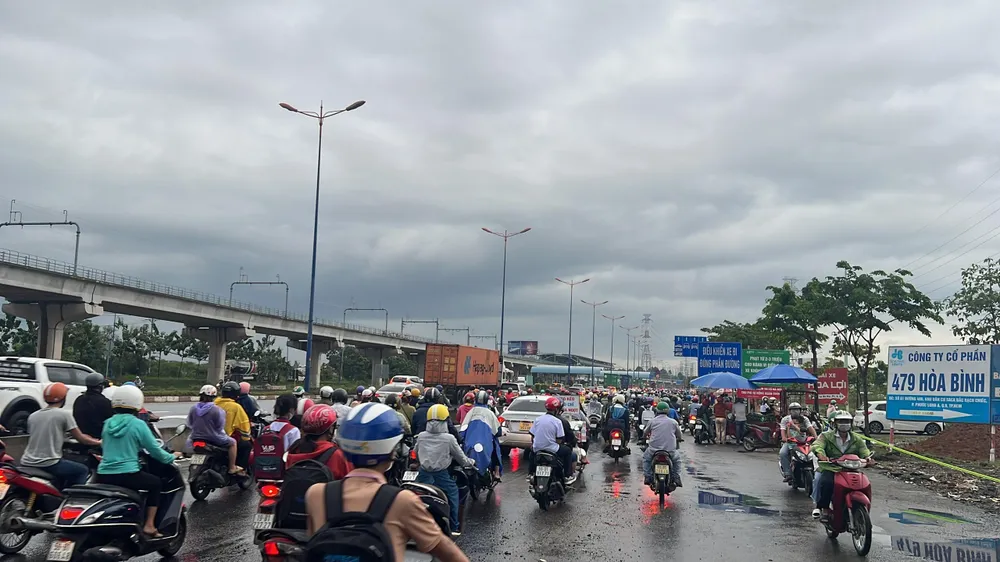 Các phương tiện di chuyển chậm, ô tô xe máy đi ngược chiều khiến khu vực này càng ùn ứ. Ảnh: ĐT. Các phương tiện di chuyển chậm, ô tô xe máy đi ngược chiều khiến khu vực này càng ùn ứ. Ảnh: ĐT.