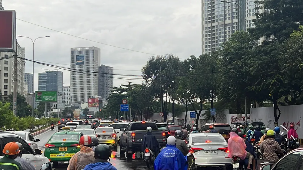 Đường Nguyễn Hữu Cảnh ùn ứ, các phương tiện di chuyển chậm. Ảnh: ĐT. Đường Nguyễn Hữu Cảnh ùn ứ, các phương tiện di chuyển chậm. Ảnh: ĐT.