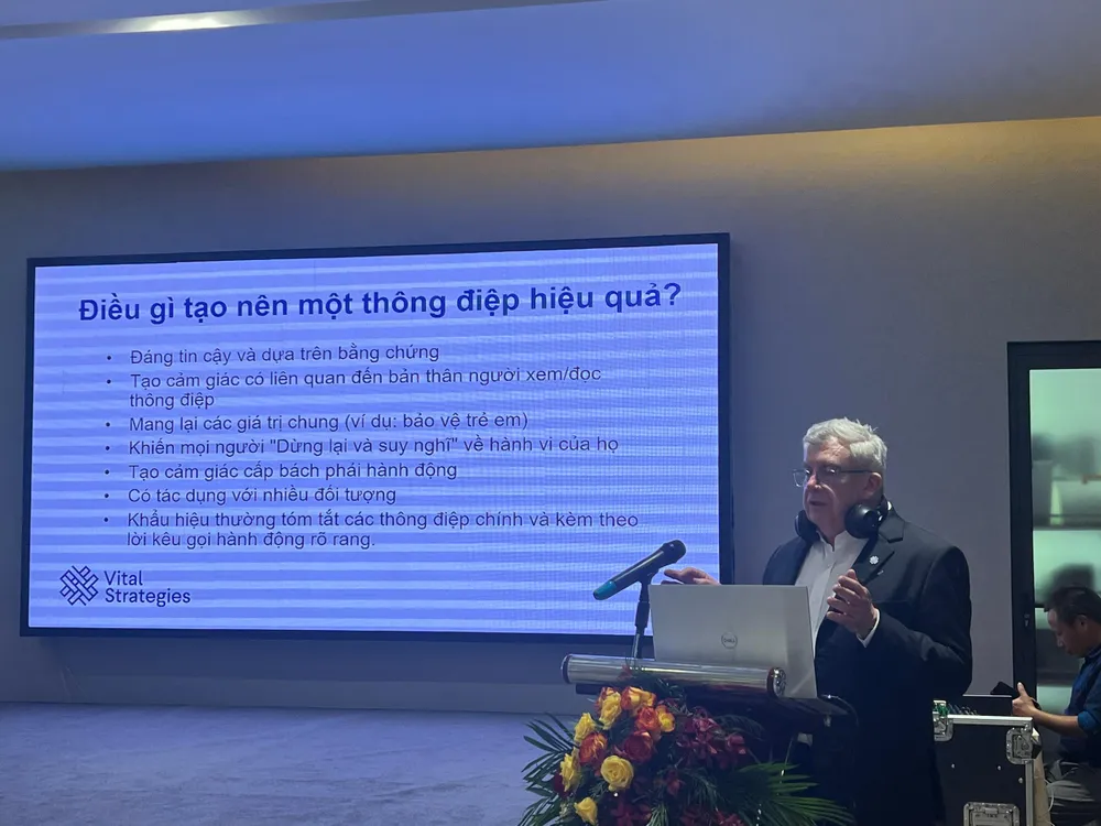 Ông Tom Carroll, đại diện cho tổ chức Vital Strategies truyền tải thông điệp để đưa ra chiến dịch truyền thông về an toàn giao thông sao cho hiệu quả. Ảnh: ĐT.