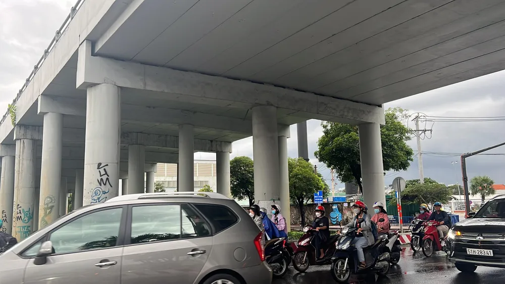 Khu vực cầu Nguyễn Hữu Cảnh đang tiến hành điều chỉnh giao thông. Ảnh: ĐT.