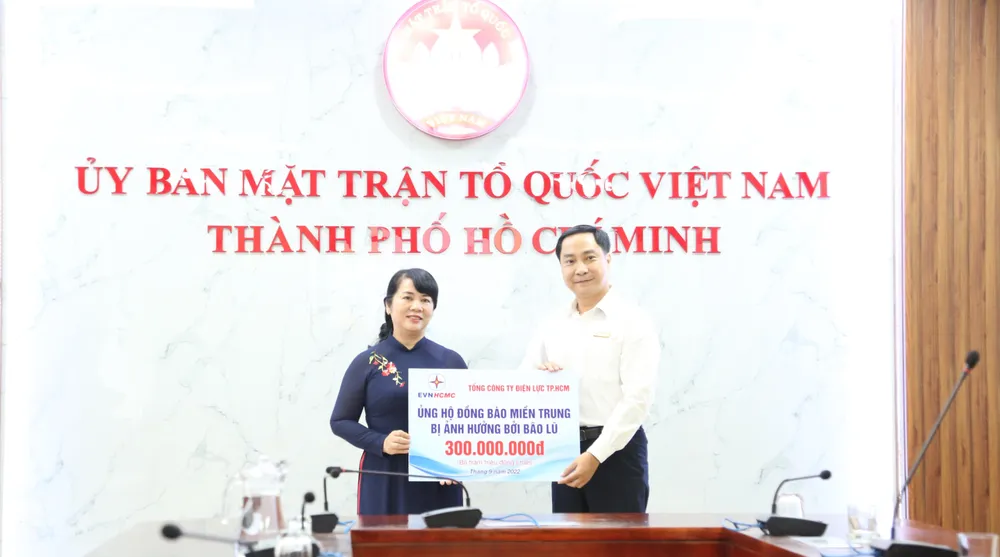 Điện lực TP.HCM ủng hộ đồng bào miền Trung 300 triệu đồng để khắc phục thiên tai. Ảnh: CTV. Điện lực TP.HCM ủng hộ đồng bào miền Trung 300 triệu đồng để khắc phục thiên tai. Ảnh: CTV.