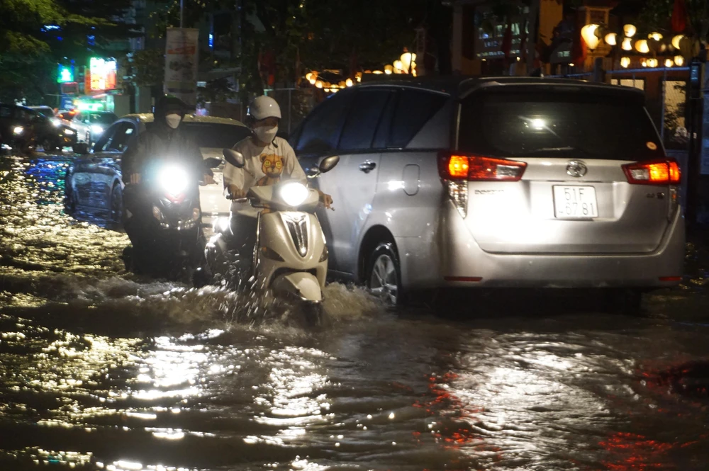 Đường Quốc Hương bị ngập sâu. Ảnh: MQ.