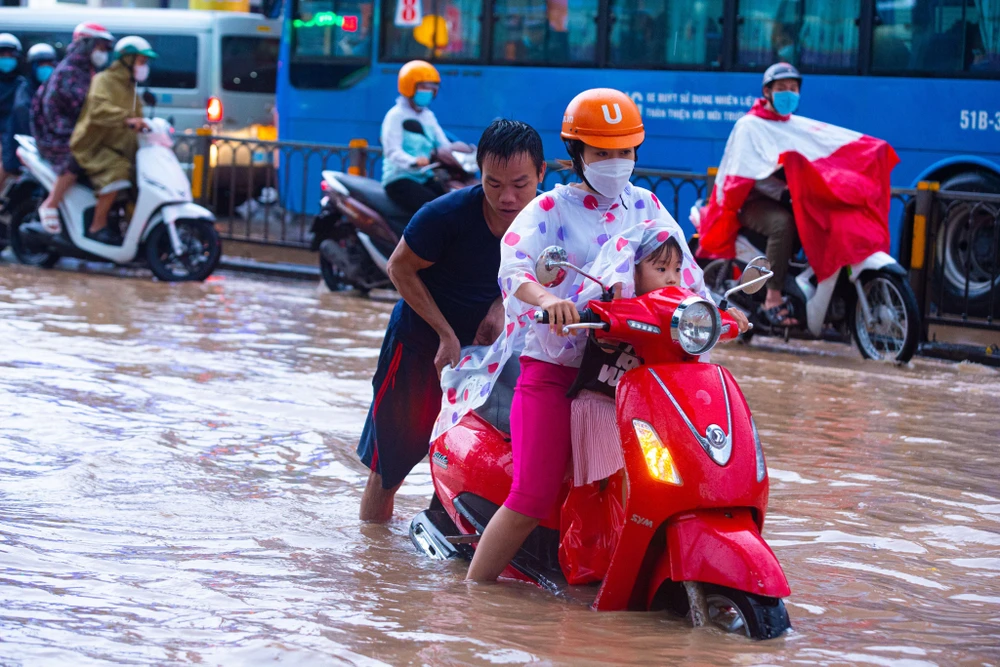 Khu vực đường Võ Văn Ngân đang thi công đường cống thoát nước. Ảnh: HỮU HƯỚNG.