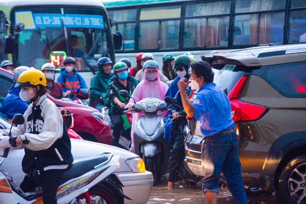 Nhiều đoạn ách tắc vì ngập. Ảnh: HỮU HƯỚNG.