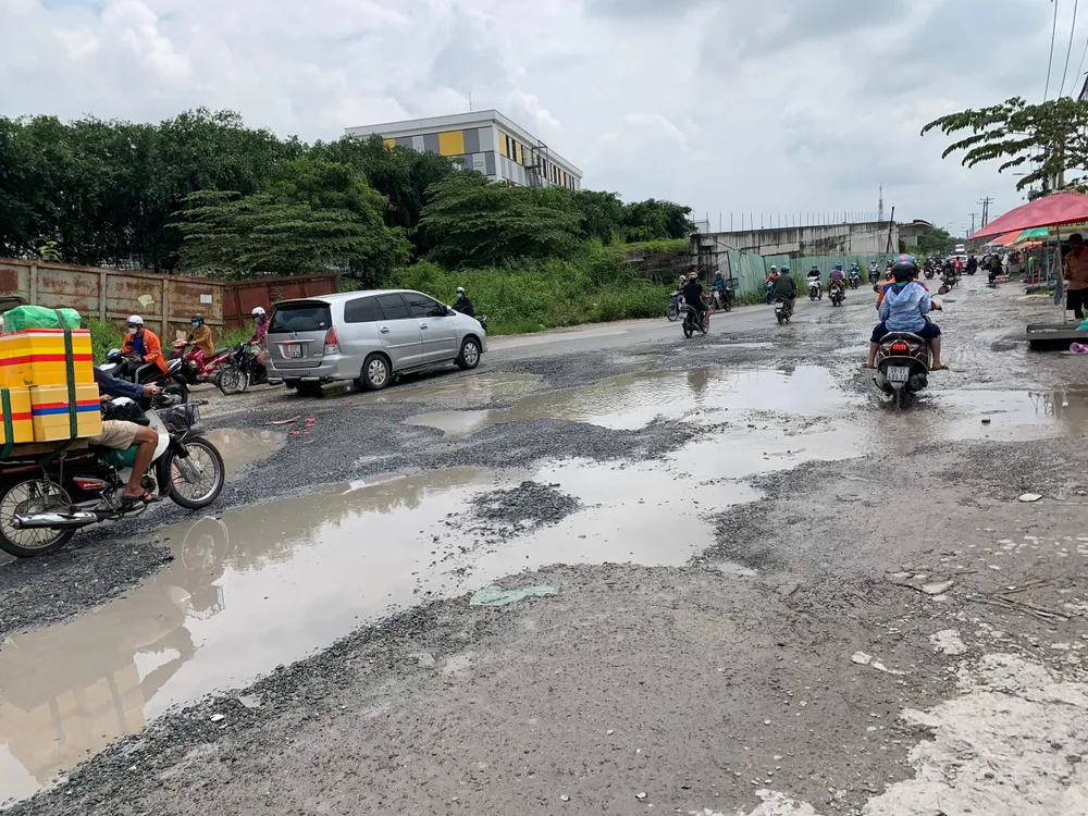 Tương tự, tại đường Lã Xuân Oai kết nối với đường Lò Lu cũng xuống cấp với nhiều điểm ngập sâu. Ảnh: ĐT. Tương tự, tại đường Lã Xuân Oai kết nối với đường Lò Lu cũng xuống cấp với nhiều điểm ngập sâu. Ảnh: ĐT.