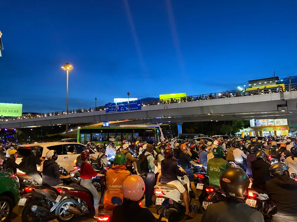 Các phương tiện nhích từng chút một để di chuyển qua các điểm kẹt.