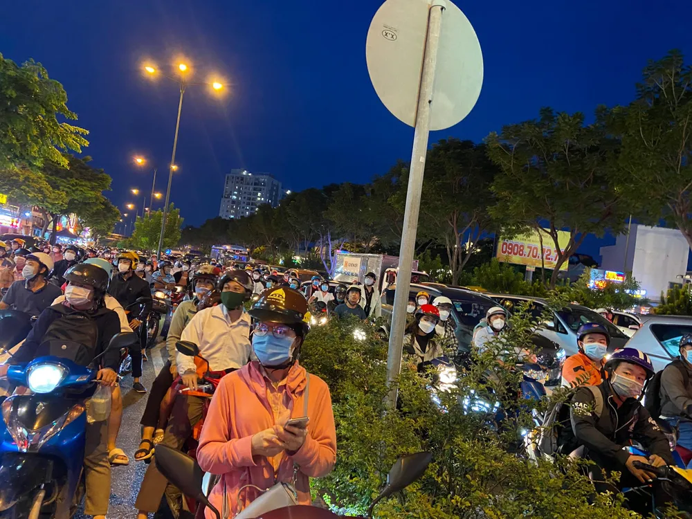 Cả làn xe máy và ô tô đều đông đúc.