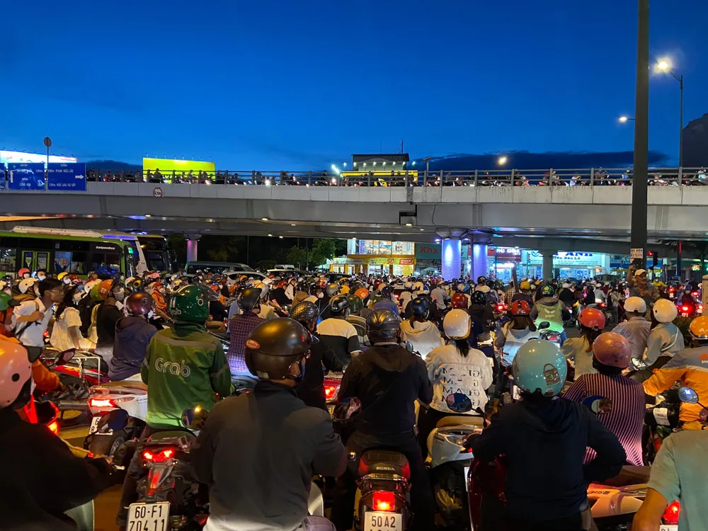 Khu vực vòng xoay Phạm Văn Đồng - Nguyễn Kiệm chật cứng các phương tiện