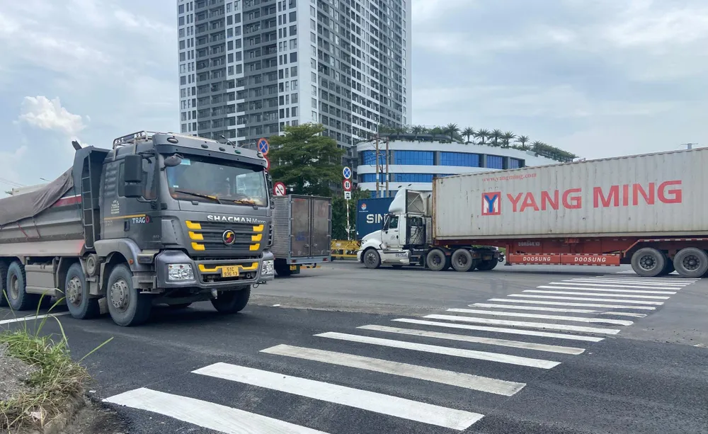 Trước đó, Ban Quản lý Dự án đầu tư xây dựng các công trình giao thông TP đã khắc phục tình trạng đường xuống cấp. Ảnh: ĐT.