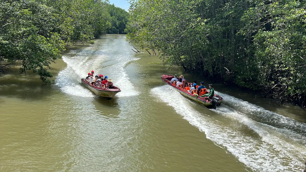 Huyện Cần Giờ chú trọng phát triển giao thông thủy, gắn với các sản phẩm du lịch. Ảnh: ĐÀO TRANG. Huyện Cần Giờ chú trọng phát triển giao thông thủy, gắn với các sản phẩm du lịch. Ảnh: ĐÀO TRANG.
