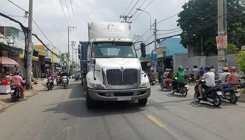 Sở GTVT đề nghị Ban Giao thông rà soát nút giao thông giữa Quốc lộ 50 và đường cao tốc Bến Lức – Long Thành để đảm bảo đồng bộ, tránh bị &quot;thắt nút cổ chai&quot;. Ảnh: Nguyễn Tân.