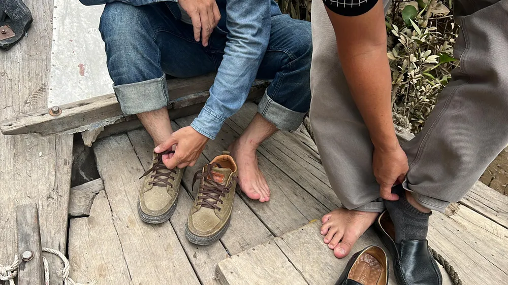 Đoàn phóng viên theo chân Tổ cắm cọc vành đai 3 cũng phải thích nghi để theo sát thực tế. Ảnh: ĐT.