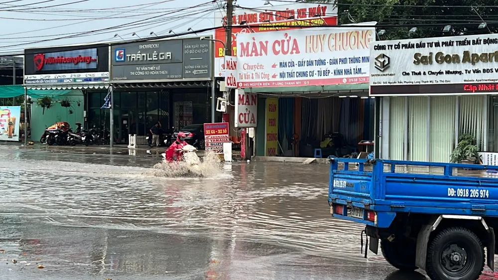 Người dân chật vật di chuyển qua điểm ngập.