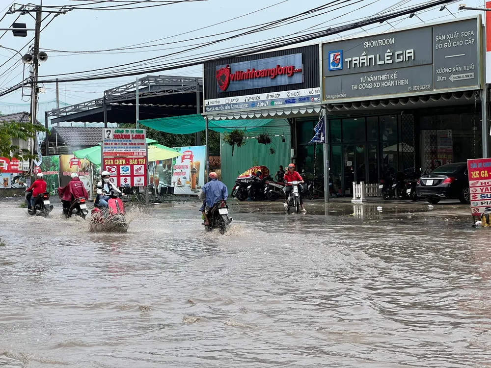 Các phương tiện phải chậm rãi, di chuyển qua khu vực ngập.