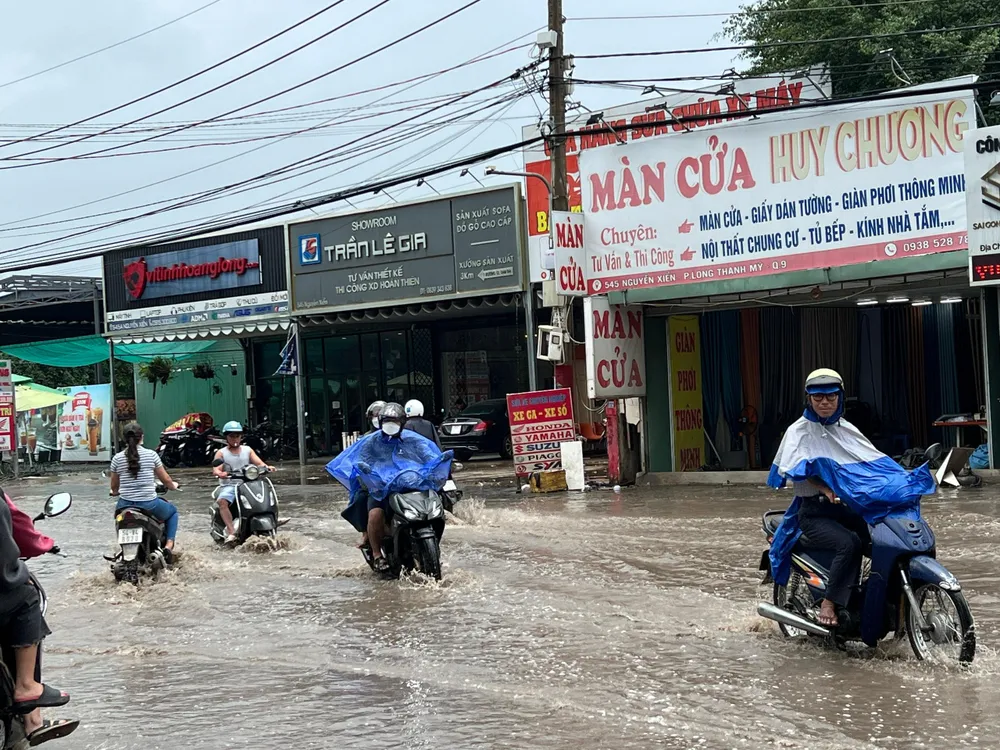 Theo người dân địa phương, khu vực đường Nguyễn Xiển, TP Thủ Đức mỗi khi mưa lớn đều bị ngập.