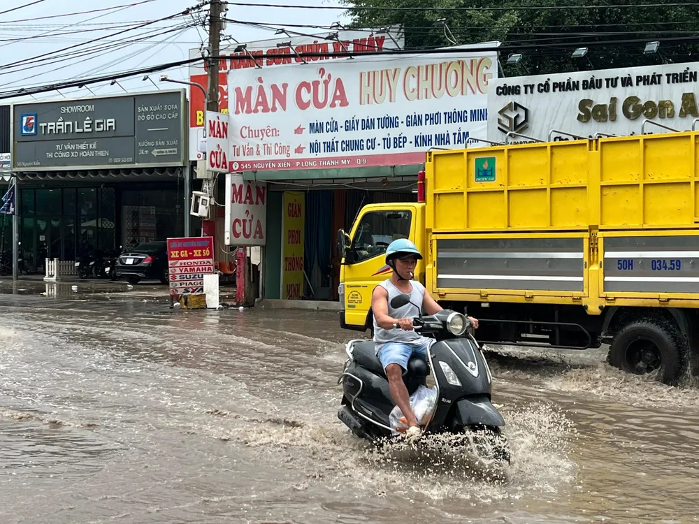 Có một số phương tiện bị chết máy khi di chuyển.