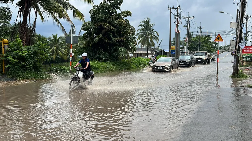 Đoạn ngập kéo dài khoảng 300 m, có những đoạn ngập nửa bánh xe.