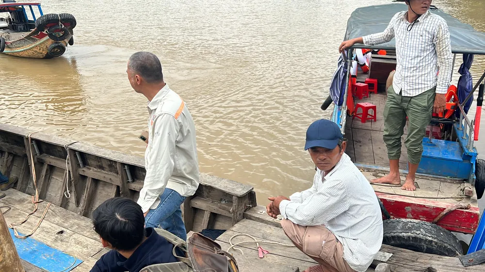 Tổ cắm cọc chia thành nhiều nhóm, trong đó có một nhóm vận chuyển cọc qua sông. Ảnh: ĐT.
