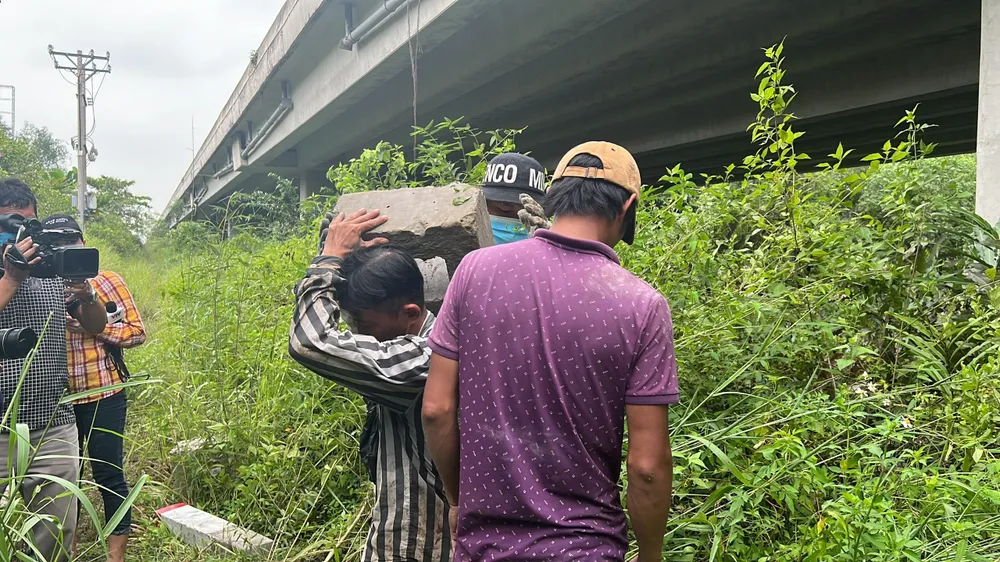 10 thành viên trong Tổ phải mất một ngày mới hoàn thành nhiệm vụ cắm 12 cọc. Ảnh: ĐT.