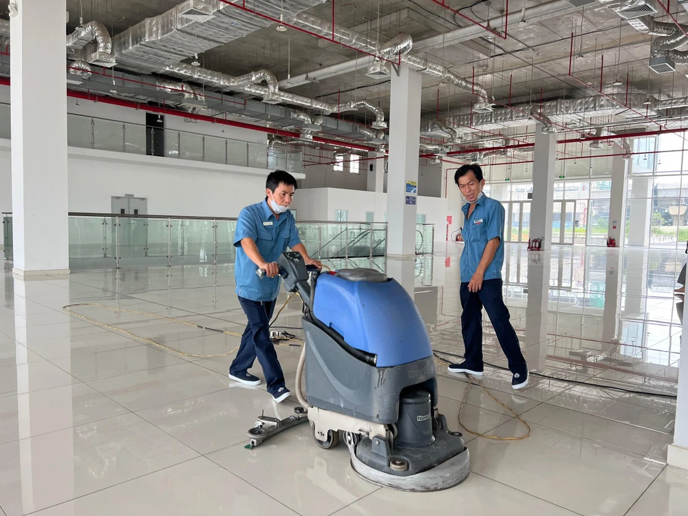 Nhân viên đang làm công tác đánh bóng mặt sàn. Ảnh: ĐT.