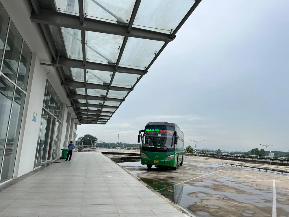 Hiện chỉ có các tuyến xe khách vào BXMĐ mới làm thủ tục xuất bến. Ảnh: ĐT.