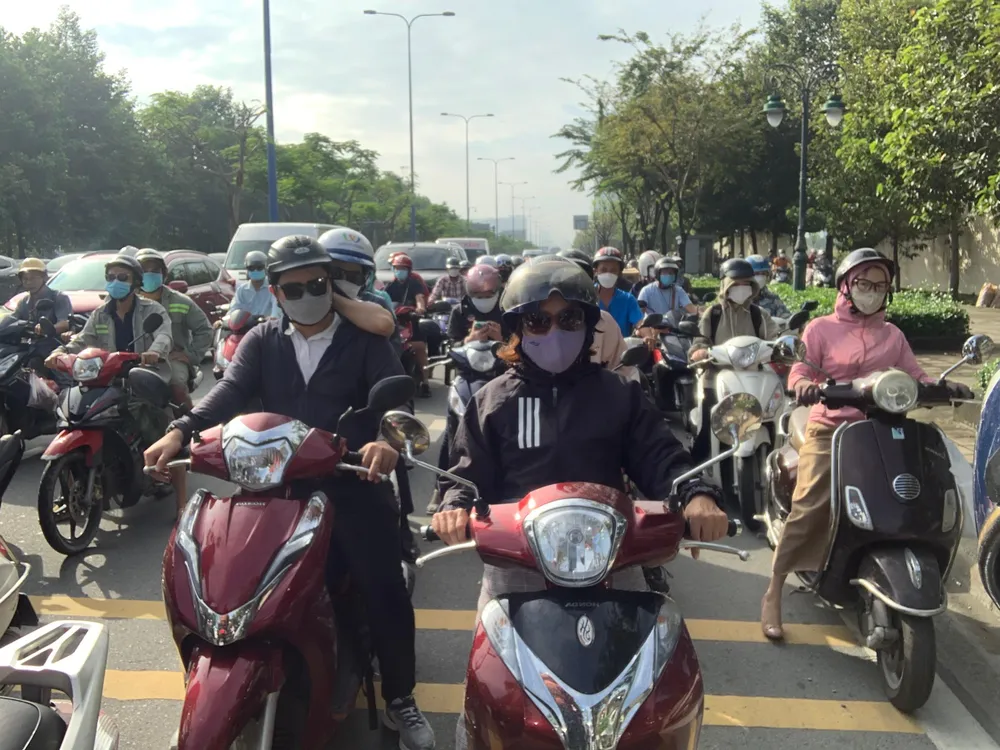 Các phương tiện len lỏi, nhúc nhích từng chút một. Ảnh: ĐT