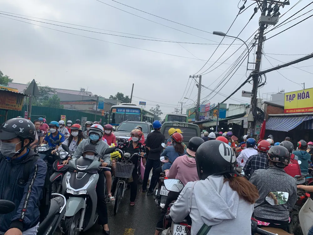 Người dân nhích từng chút một trên đường. Ảnh: ĐT