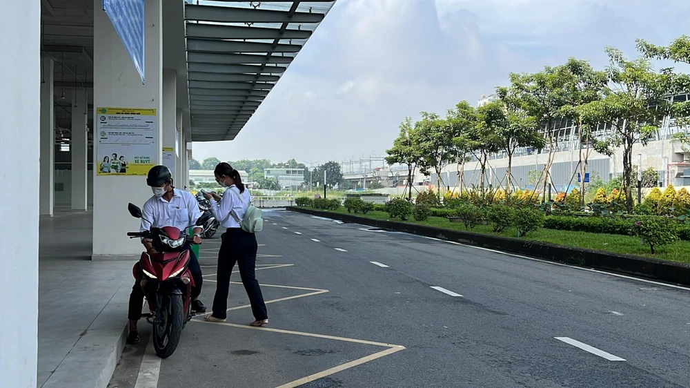 Hành khách di chuyển tới BXMĐ mới. Ảnh: ĐT.