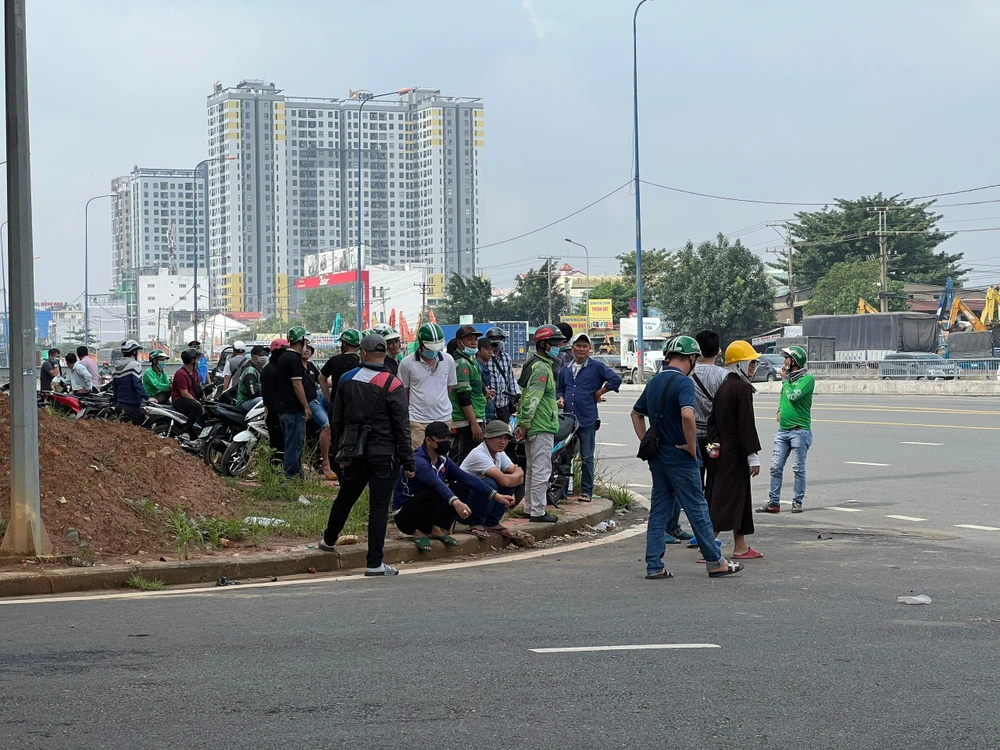 Hàng trăm xe ôm công nghệ đứng phía trước cổng BXMĐ mới. Ảnh: ĐT.