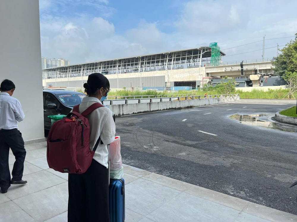 Hành khách di chuyển từ BXMĐ mới để về nhà. Ảnh: ĐT.