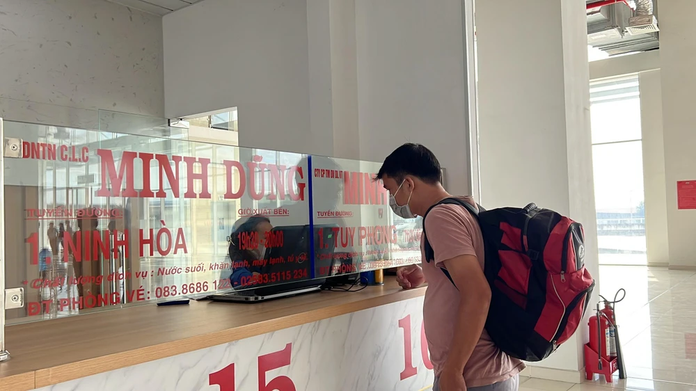 Hành khách làm thủ tục mua vé tại BXMĐ mới. Ảnh: ĐT.