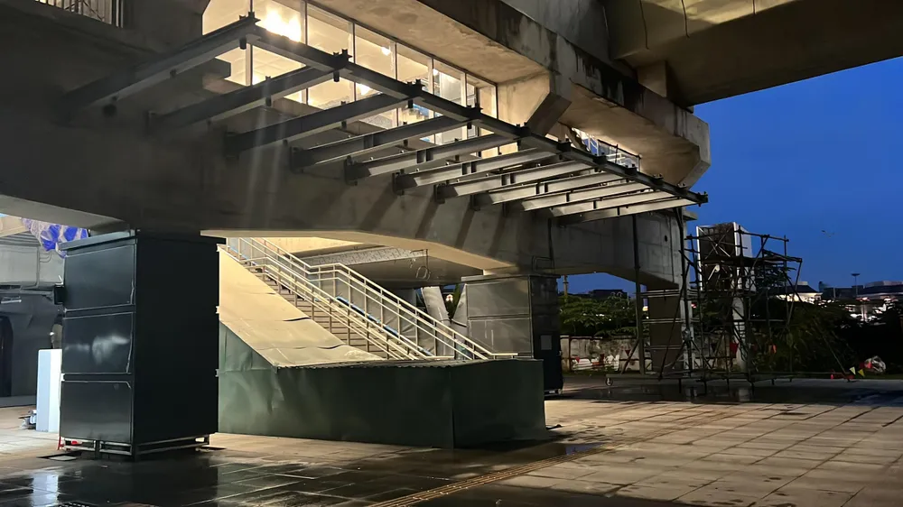 18 giờ, công tác thi công tại ga Tân Cảng vẫn tất bật. Ảnh: ĐT