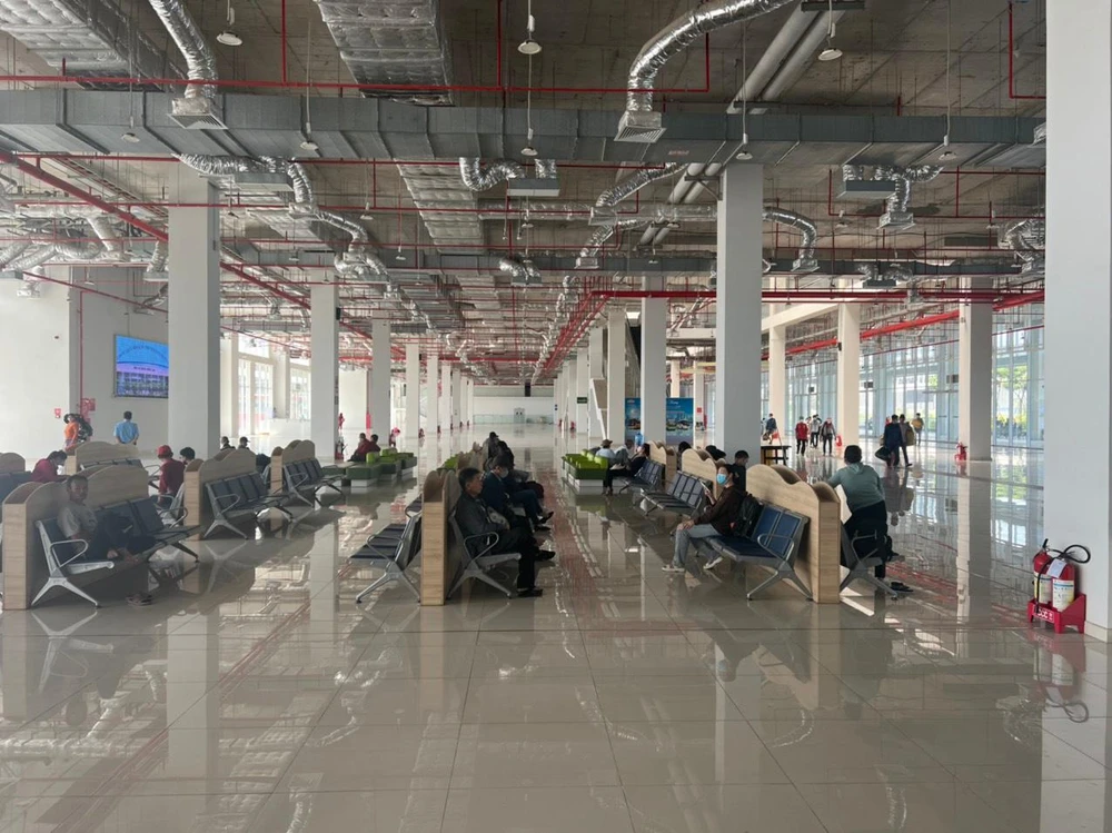 Người dân ngồi chờ làm thủ tục tại BXMĐ mới. Ảnh: CTV. Người dân ngồi chờ làm thủ tục tại BXMĐ mới. Ảnh: CTV.