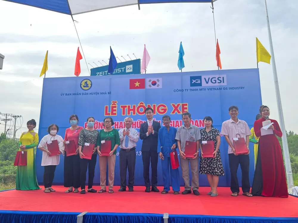 Lãnh đạo UBND huyện Nhà Bè và Chủ đầu tư tặng quà cho bà con trong vùng dự án. Ảnh: ĐT. Lãnh đạo UBND huyện Nhà Bè và Chủ đầu tư tặng quà cho bà con trong vùng dự án. Ảnh: ĐT.