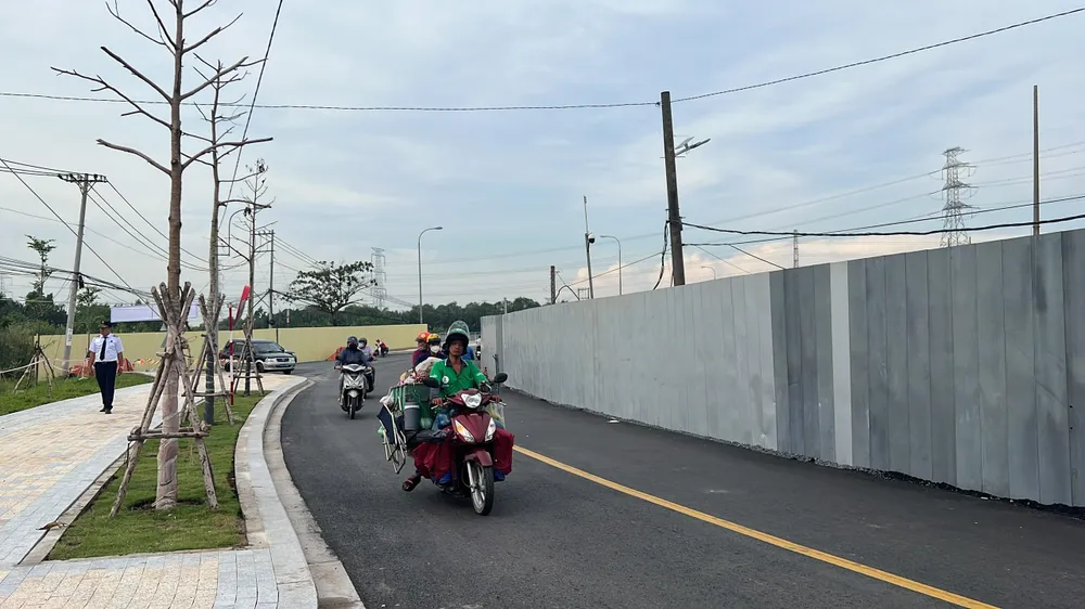 Sáng ngày 13-10, người dân được lưu thông trên đường Phạm Hữu Lầu. Ảnh: ĐT. Sáng ngày 13-10, người dân được lưu thông trên đường Phạm Hữu Lầu. Ảnh: ĐT.