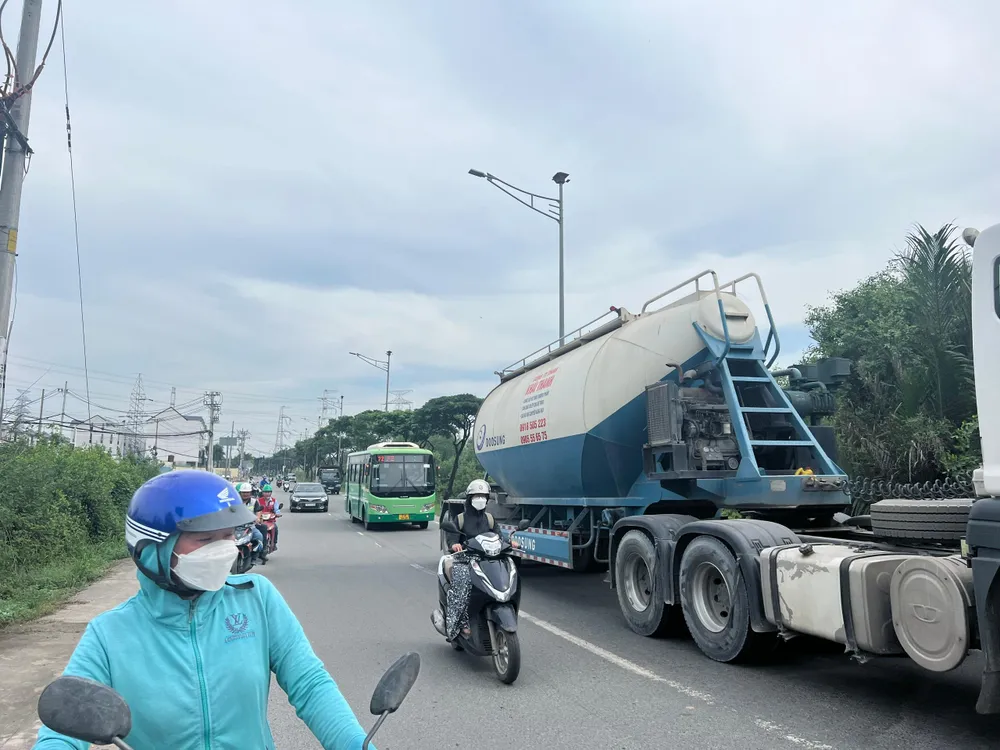 Đường Phạm Hữu Lầu kết nối với đường Nguyễn Hữu Thọ. Ảnh: ĐT. Đường Phạm Hữu Lầu kết nối với đường Nguyễn Hữu Thọ. Ảnh: ĐT.