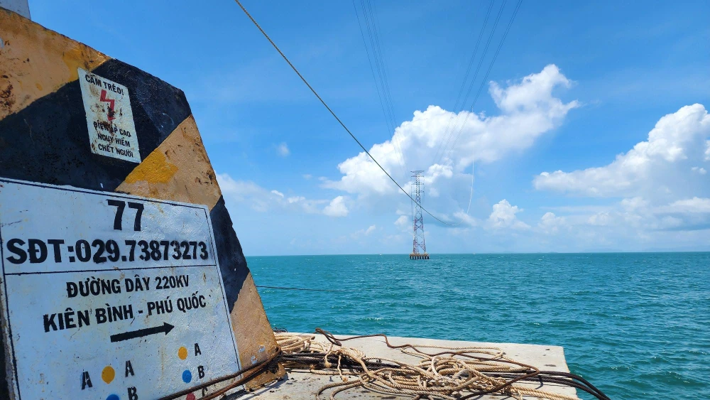 Công trình đường dây 220kV vượt biển Kiên Bình - Phú Quốc có tổng mức đầu tư trên 2.221 tỉ đồng. Ảnh: EVNSPC.