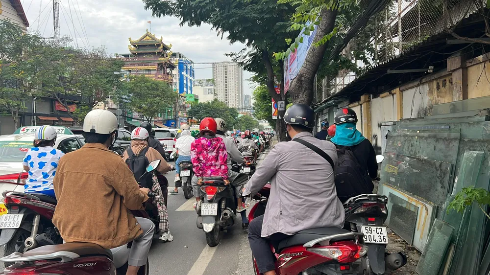 Đoạn đường ùn ứ kéo dài hơn 1 km. Ảnh: ĐT.