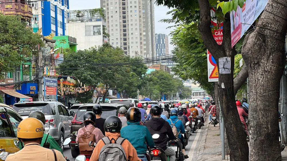 Nhiều người chạy xe leo lên vỉa hè . Ảnh: ĐT. Nhiều người chạy xe leo lên vỉa hè . Ảnh: ĐT.