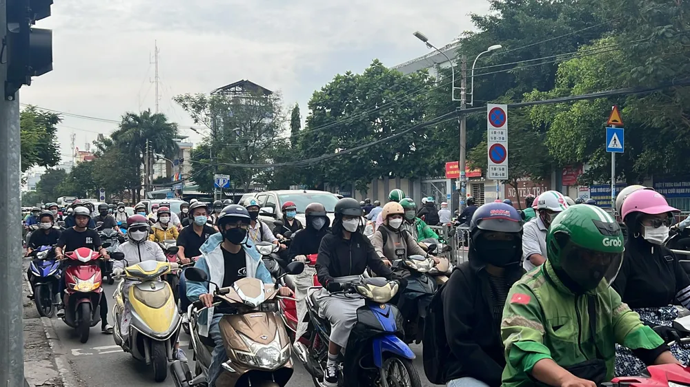 Người đi đường chật vật di chuyển từng chút. Ảnh: ĐT. Người đi đường chật vật di chuyển từng chút. Ảnh: ĐT.