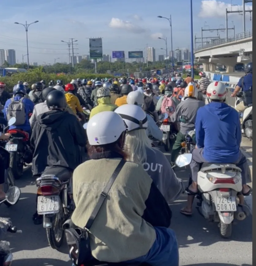 Ùn ứ trên cầu Rạch Chiếc vào cao điểm sáng. Ảnh: ĐT.