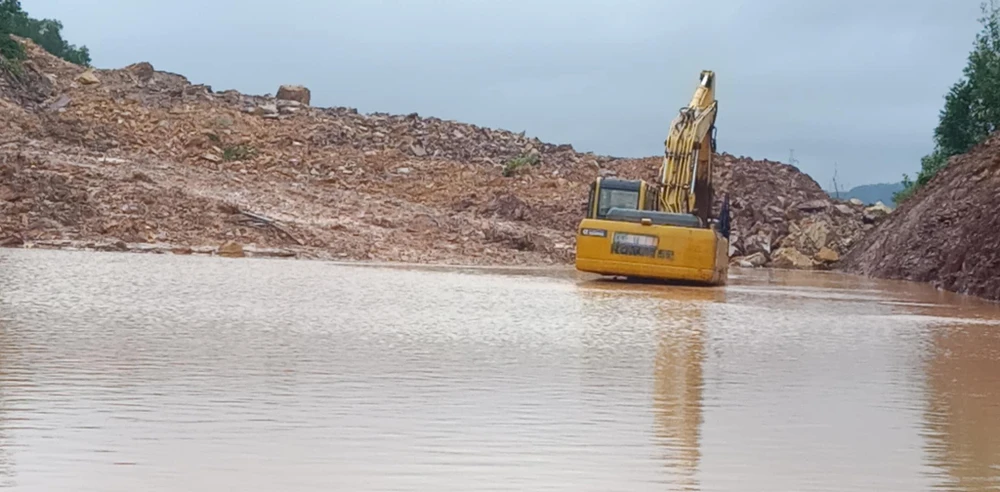 Máy móc, thiết bị cũng ngập trong nước. Ảnh: CTV. Máy móc, thiết bị cũng ngập trong nước. Ảnh: CTV.