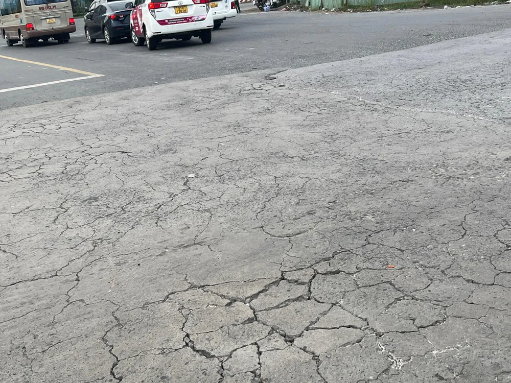 Nhiều vết nứt trên giao lộ Nguyễn Văn Linh - Nguyễn Hữu Thọ, quận 7. Ảnh: ĐT.