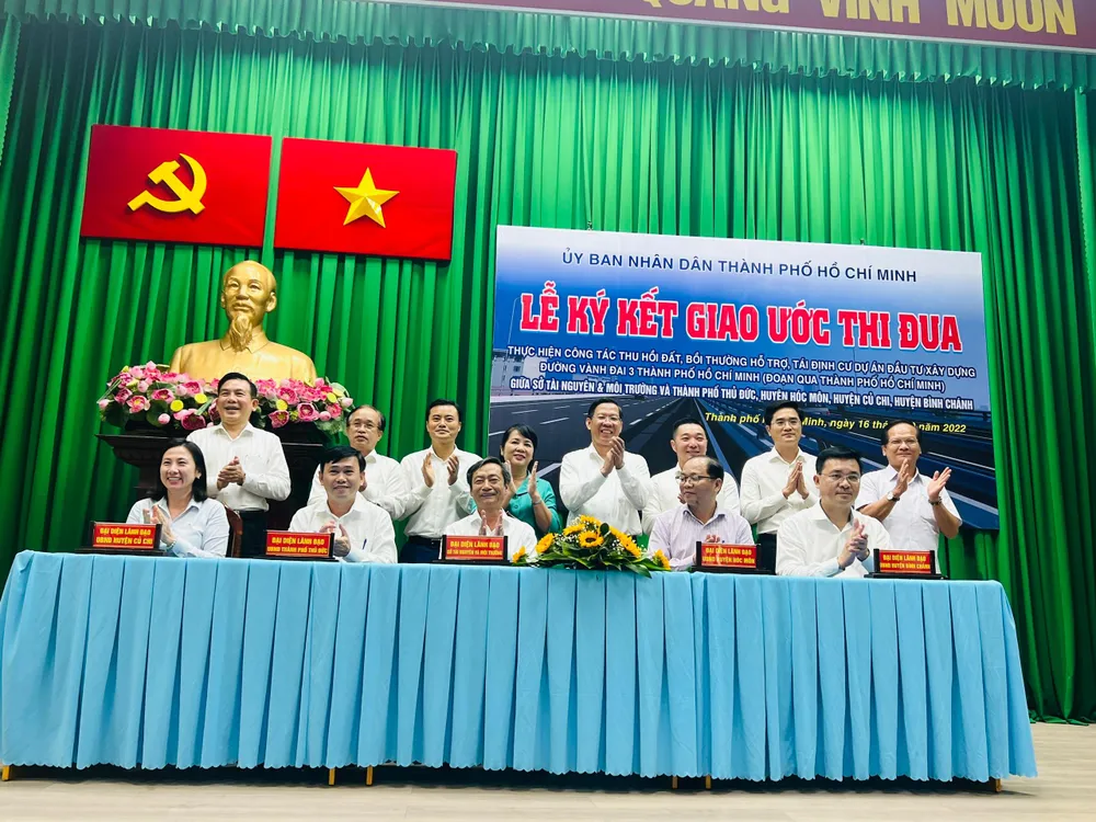 Các địa phương đã ký kết giao ước thi đua bàn giao mặt bằng, đảm bảo tiến độ phục vụ dự án vành đai 3 TP.HCM. Ảnh: ĐÀO TRANG Các địa phương đã ký kết giao ước thi đua bàn giao mặt bằng, đảm bảo tiến độ phục vụ dự án vành đai 3 TP.HCM. Ảnh: ĐÀO TRANG