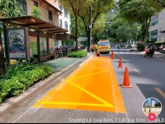 Vạch phản quang màu vàng cũng đã được Trung tâm triển khai thí điểm. Vạch phản quang màu vàng cũng đã được Trung tâm triển khai thí điểm.